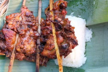 Izgara Tavuk ve Yapışkan Pirinç