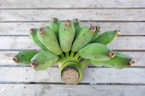 Banana Verde Fundo Madeira Close — Fotografia de Stock