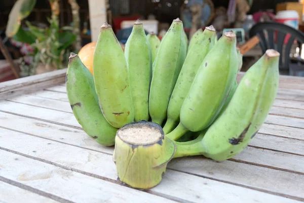 Banana Verde Fondo Legno Vicino — Foto Stock