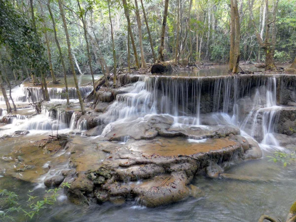 Queda de água na estação de primavera localizada na selva de floresta tropical profunda — Fotografia de Stock