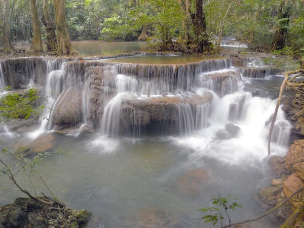 Vodopád v jarní sezóně v džungli hluboký deštný prales — Stock fotografie