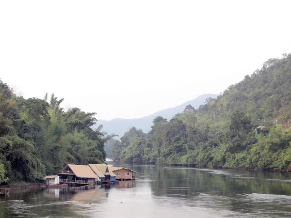 Tayland Gölde yüzen ev bina — Stok fotoğraf