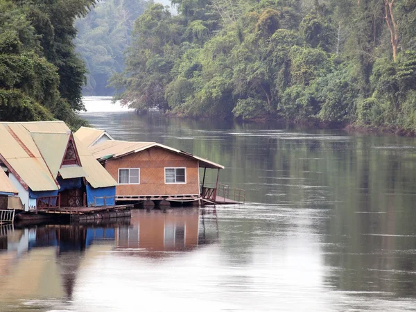 Tayland Gölde yüzen ev bina — Stok fotoğraf