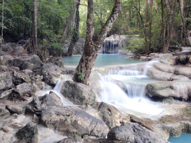 şelale çevresinde akan su ile