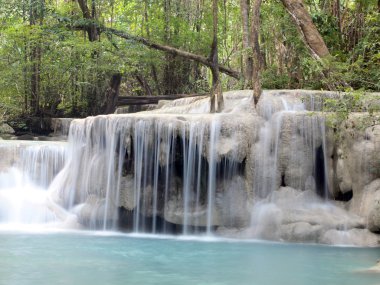 şelale çevresinde akan su ile