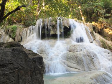şelale çevresinde akan su ile