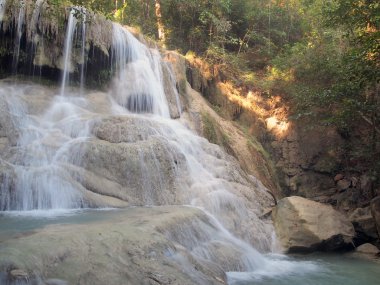şelale çevresinde akan su ile