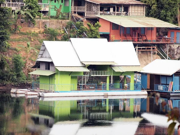 Gebouw woonboot op het meer in thailand — Stockfoto