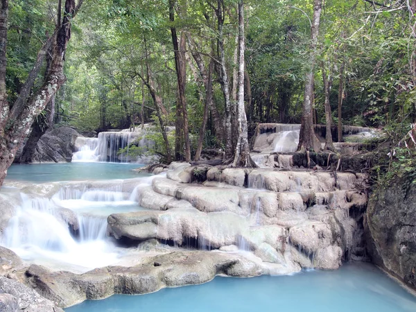 Cascada con agua que fluye alrededor — Foto de Stock