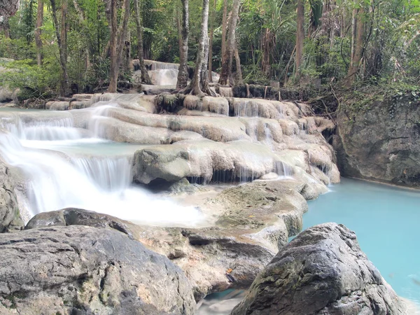 Cascata con acqua che scorre intorno — Foto Stock