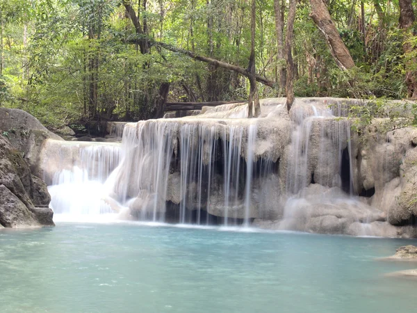 Cascada con agua que fluye alrededor — Foto de Stock