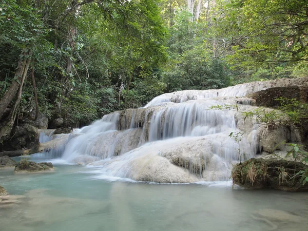 Καταρράκτη με νερό που ρέει γύρω από — Φωτογραφία Αρχείου