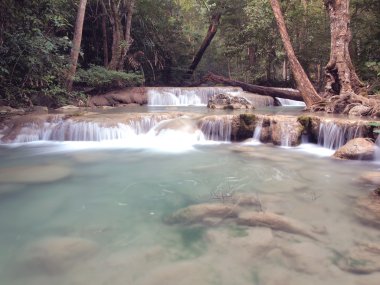 şelale çevresinde akan su ile