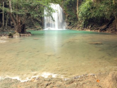 şelale çevresinde akan su ile