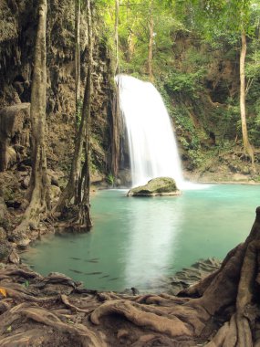 şelale çevresinde akan su ile
