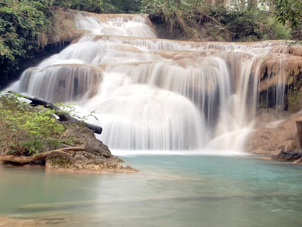 Cascata con acqua che scorre intorno — Foto Stock