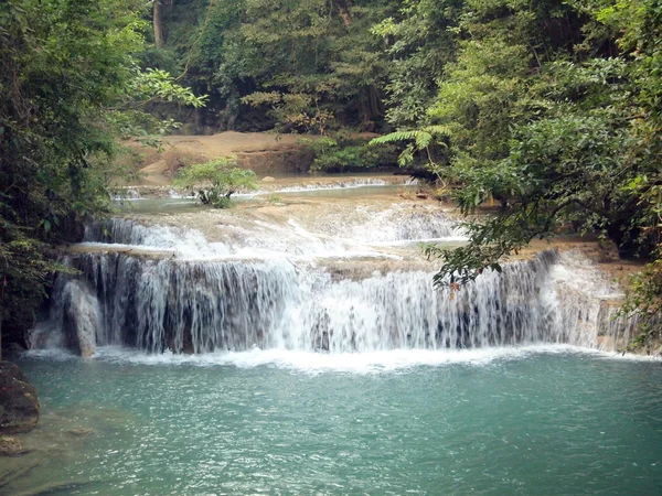 Cascata con acqua che scorre intorno — Foto Stock