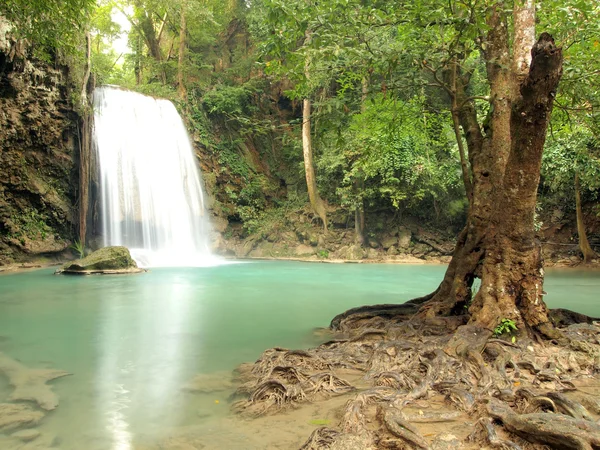 Cachoeira com água fluindo ao redor — Fotografia de Stock