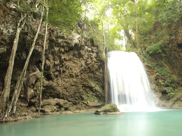 Cachoeira com água fluindo ao redor — Fotografia de Stock