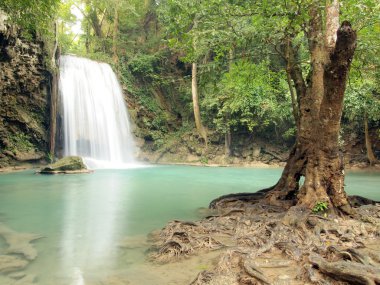 şelale çevresinde akan su ile