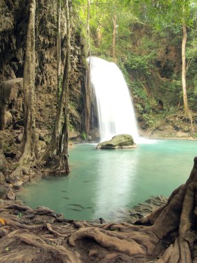 şelale çevresinde akan su ile
