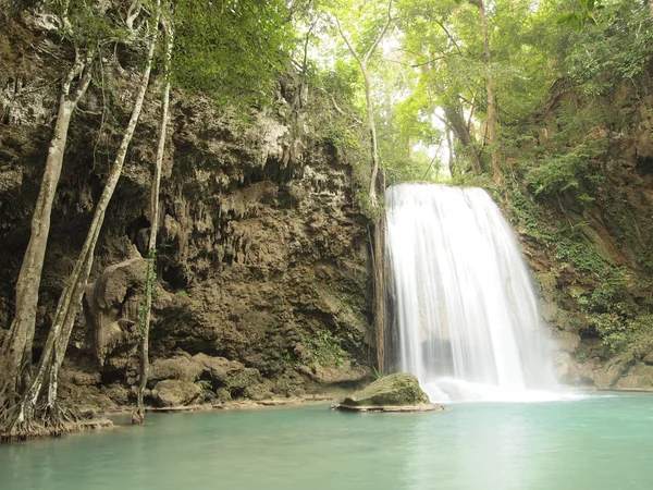 Cachoeira com água fluindo ao redor — Fotografia de Stock