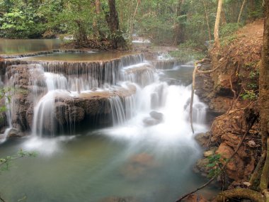 şelale çevresinde akan su ile