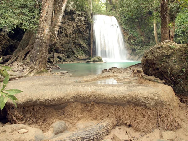 Cascata con acqua che scorre intorno — Foto Stock