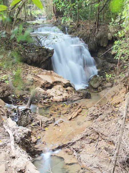 Cascata con acqua che scorre intorno — Foto Stock