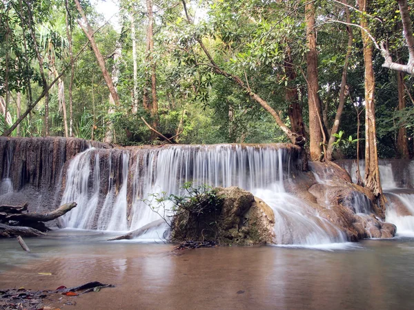 Cascata con acqua che scorre intorno — Foto Stock