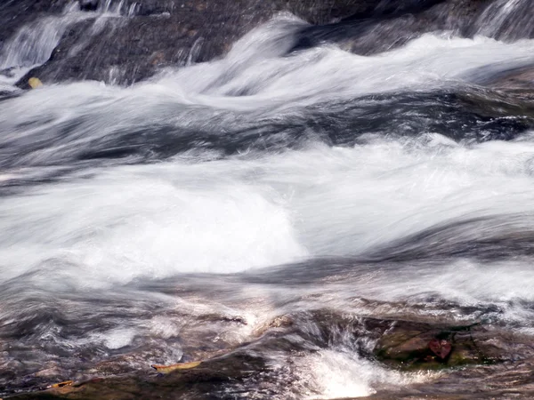 Caída de agua en temporada de primavera ubicada en la selva profunda —  Fotos de Stock