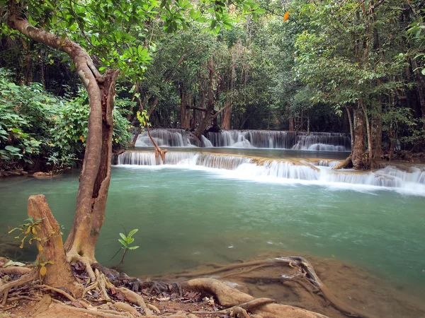 Nádherný vodopád v srinakarin dam národní park, provincii kanchanaburi, Thajsko — Stock fotografie