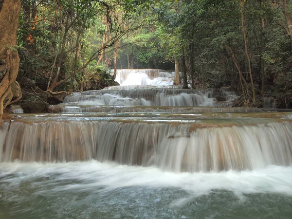 Nádherný vodopád v srinakarin dam národní park, provincii kanchanaburi, Thajsko — Stock fotografie