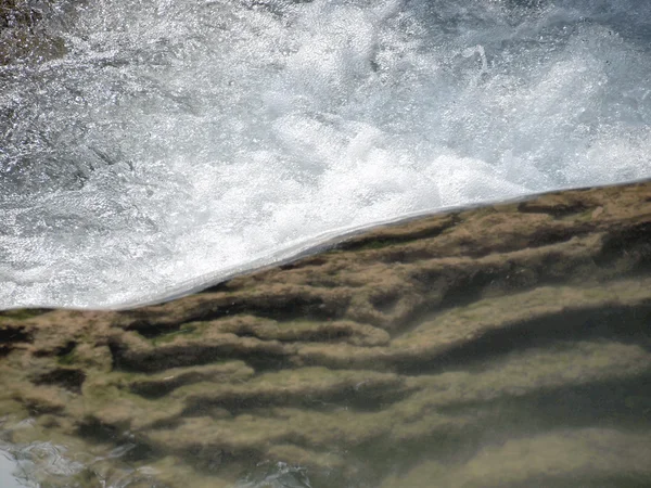 Caída de agua en temporada de primavera ubicada en la selva profunda —  Fotos de Stock