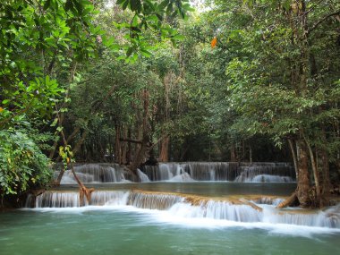güzel bir şelale srinakarin Barajı Milli Parkı, kanchanaburi Eyaleti, Tayland
