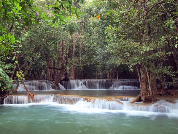 Nádherný vodopád v srinakarin dam národní park, provincii kanchanaburi, Thajsko — Stock fotografie