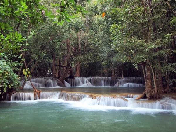 Nádherný vodopád v srinakarin dam národní park, provincii kanchanaburi, Thajsko — Stock fotografie
