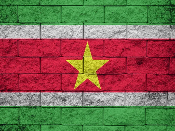 Suriname vlag op de oude muur textuur — Stockfoto