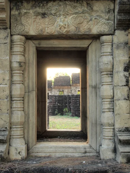 Buddhistischer Tempel bei Sonnenaufgang. Thailand — Stockfoto