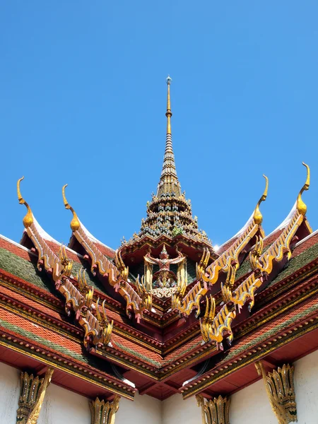 Крыша в тайском стиле — стоковое фото