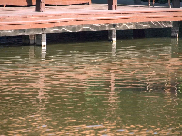 Water met reflectie patroon achtergrond — Stockfoto