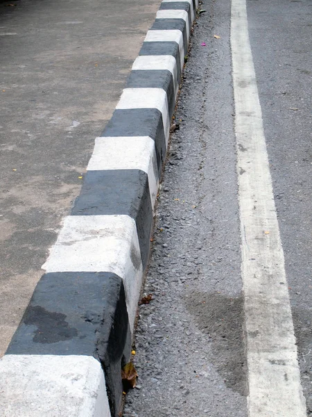 Kahverengi ve beyaz çizgili yol closeup — Stok fotoğraf