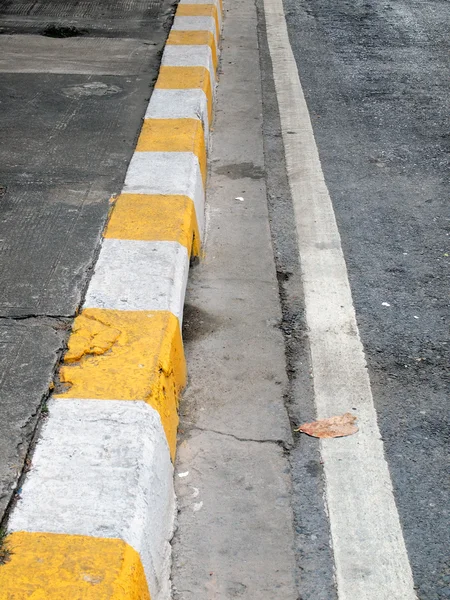 Primer plano de la carretera con línea amarilla y blanca — Foto de Stock