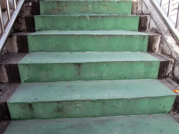在城市立交桥的旧楼梯 — 图库照片