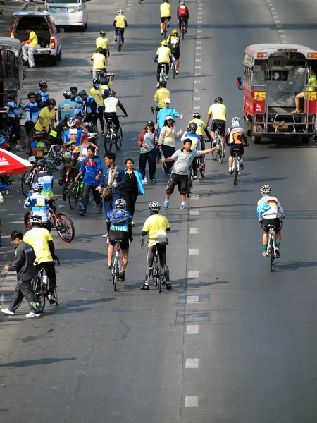 Bangkok, Thailand - 19 januari 2013: Oidentifierade ryttare under "Bangkok cykellopp 2013" — Stockfoto