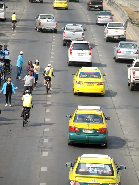 中のバンコク, タイ王国 - 2013 年 1 月 19 日: 正体不明のライダー"バンコク自転車レース 2013" — ストック写真