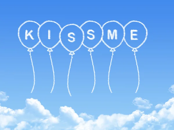 Wolk gevormd als kiss me bericht — Stockfoto