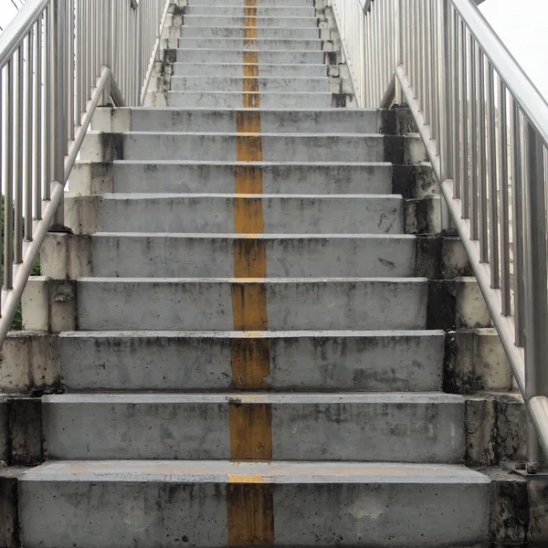 Vieux escaliers du passage supérieur dans la ville — Photo