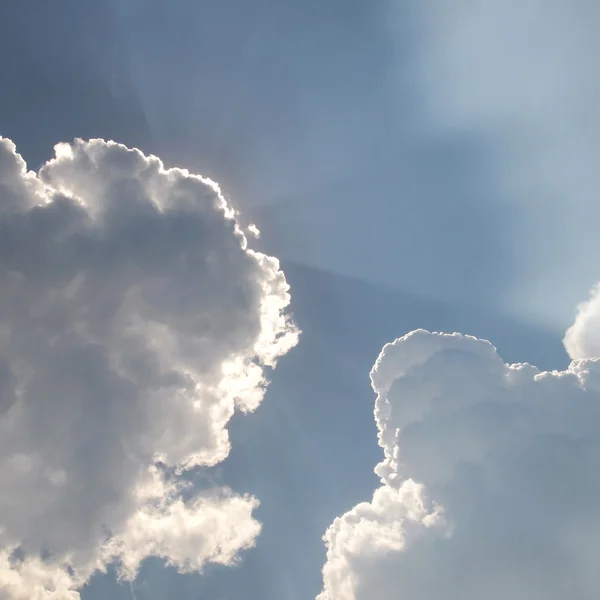 Blauer Himmel und schöne Wolken — Stockfoto