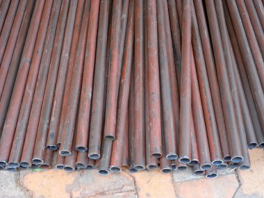 Çelik borular yığını